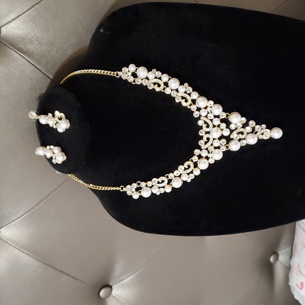 Christian Siriano New York Necklace & Earrings set
